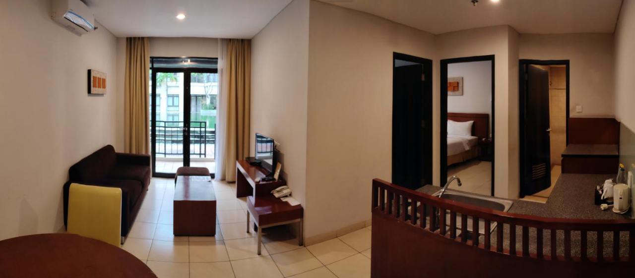 Grand Kuta Hotel And Residence Легиан Экстерьер фото