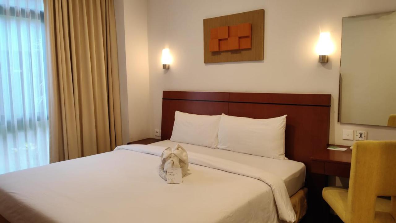 Grand Kuta Hotel And Residence Легиан Экстерьер фото
