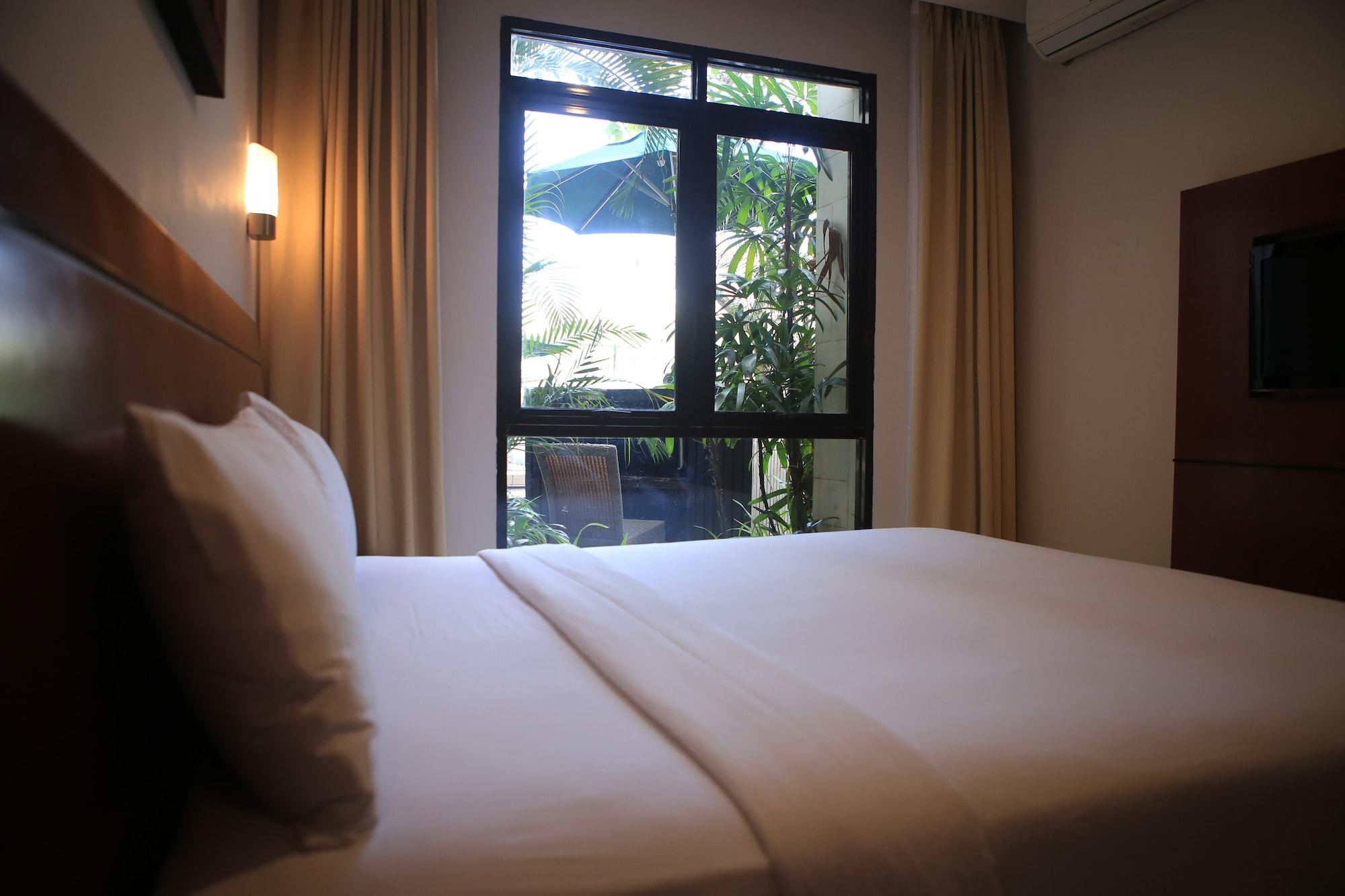 Grand Kuta Hotel And Residence Легиан Экстерьер фото