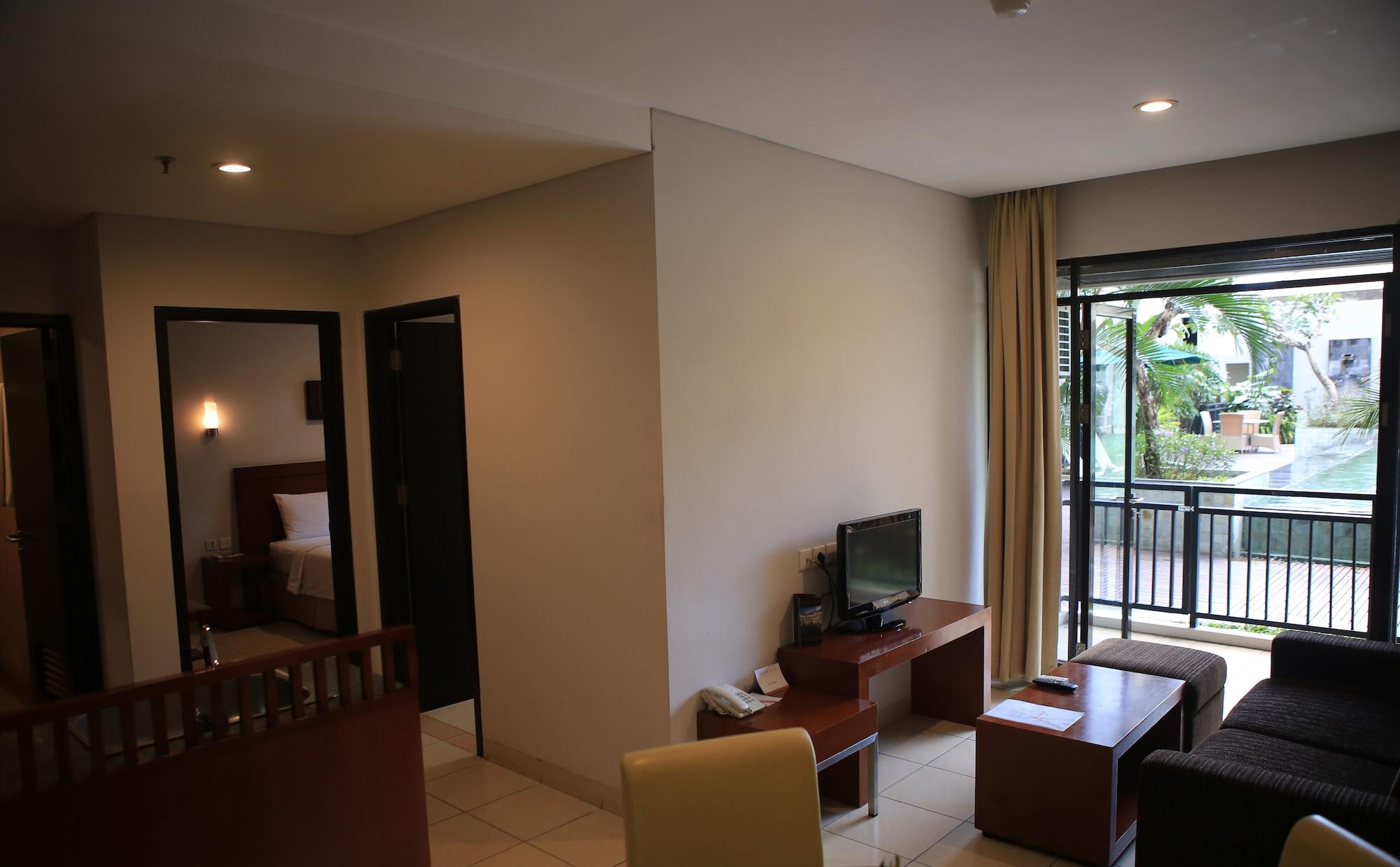 Grand Kuta Hotel And Residence Легиан Экстерьер фото
