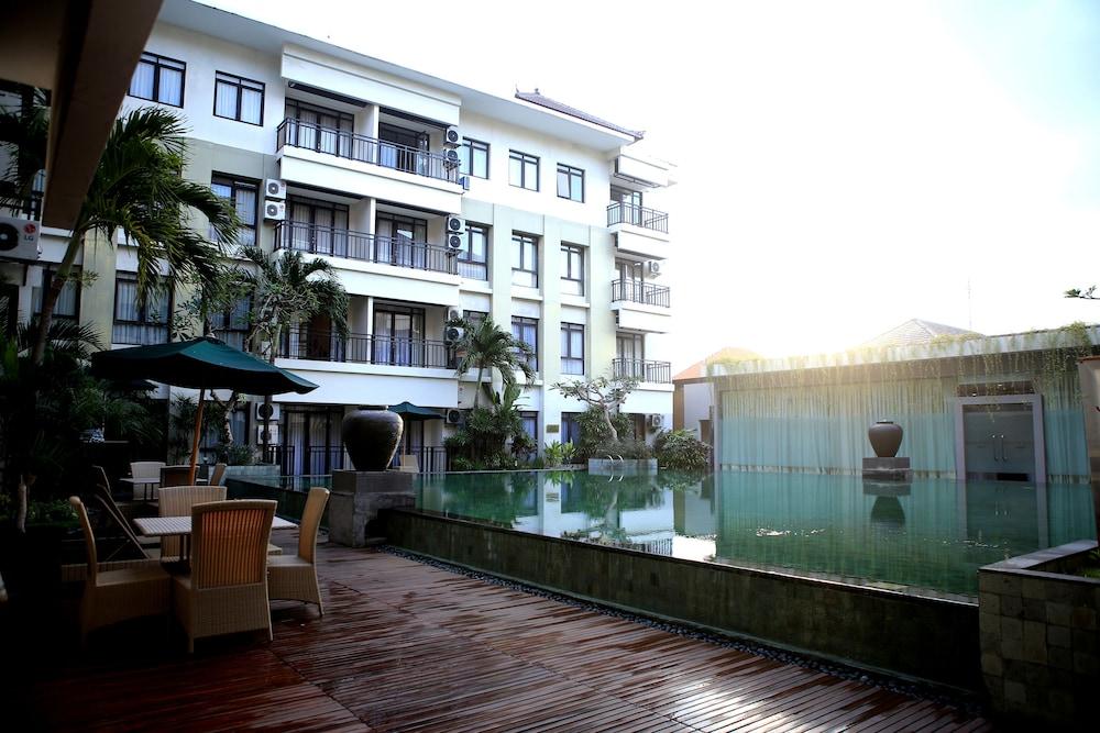 Grand Kuta Hotel And Residence Легиан Экстерьер фото