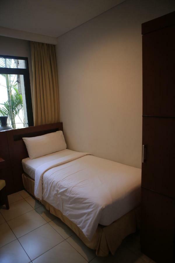 Grand Kuta Hotel And Residence Легиан Экстерьер фото